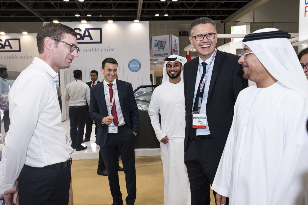 Image04 - Director General of Dubai Municipality engages with exhibitor